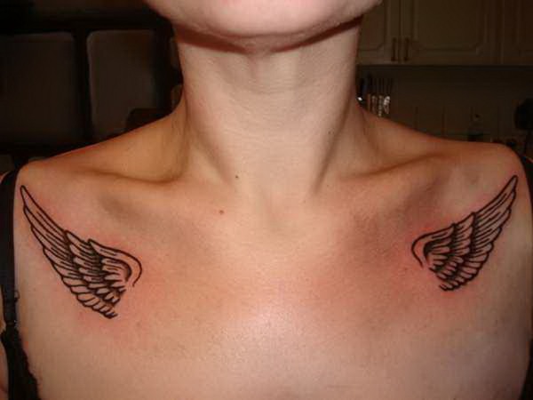 Татуювання крила (крило) на спині є сенсом для дівчаток і чоловіків. Знімок