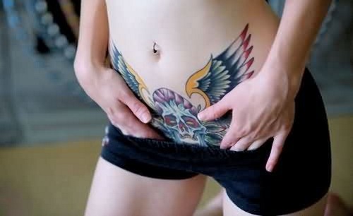 Татуировка крыльев на животе