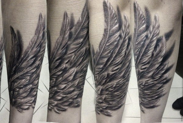 Татуювання крила (крило) на спині є сенсом для дівчаток і чоловіків. Знімок