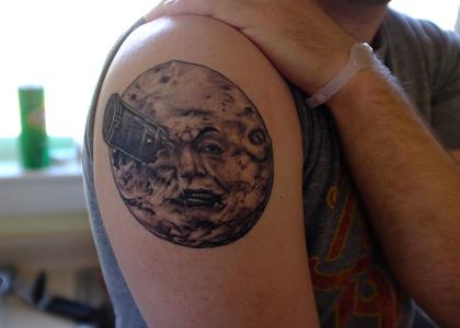 татуювання Луна на фото хлопця