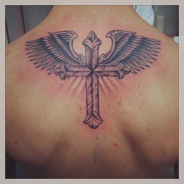 крылья тату с крестом