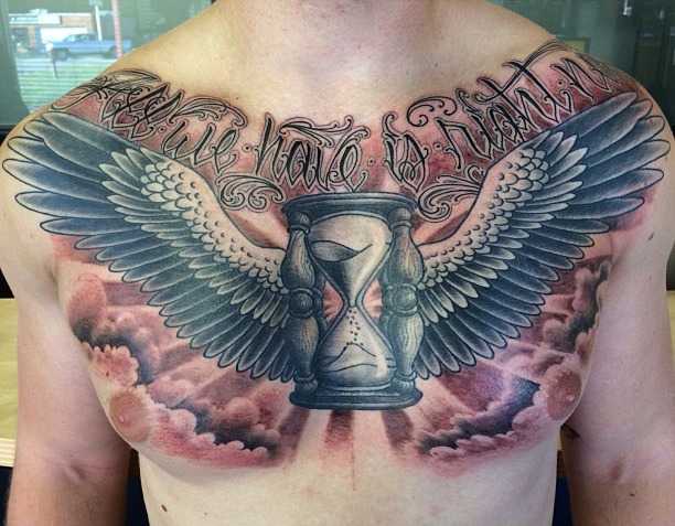 Татуювання крила на грудях