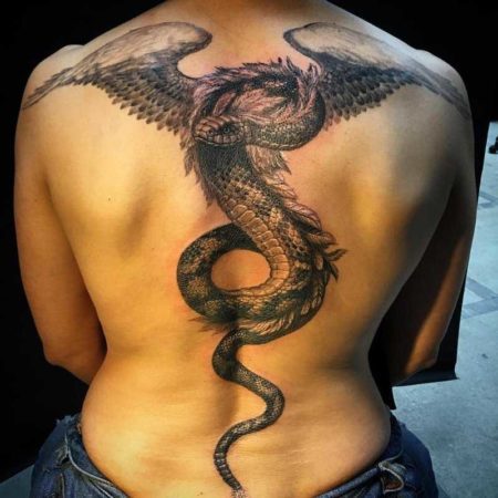 на спині татуювання крилатий змій