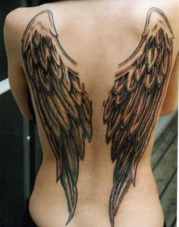 на задніх крилах татуювання