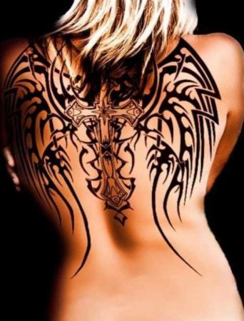 на спині татуювання крила племінних