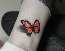 татуировка бабочка красная